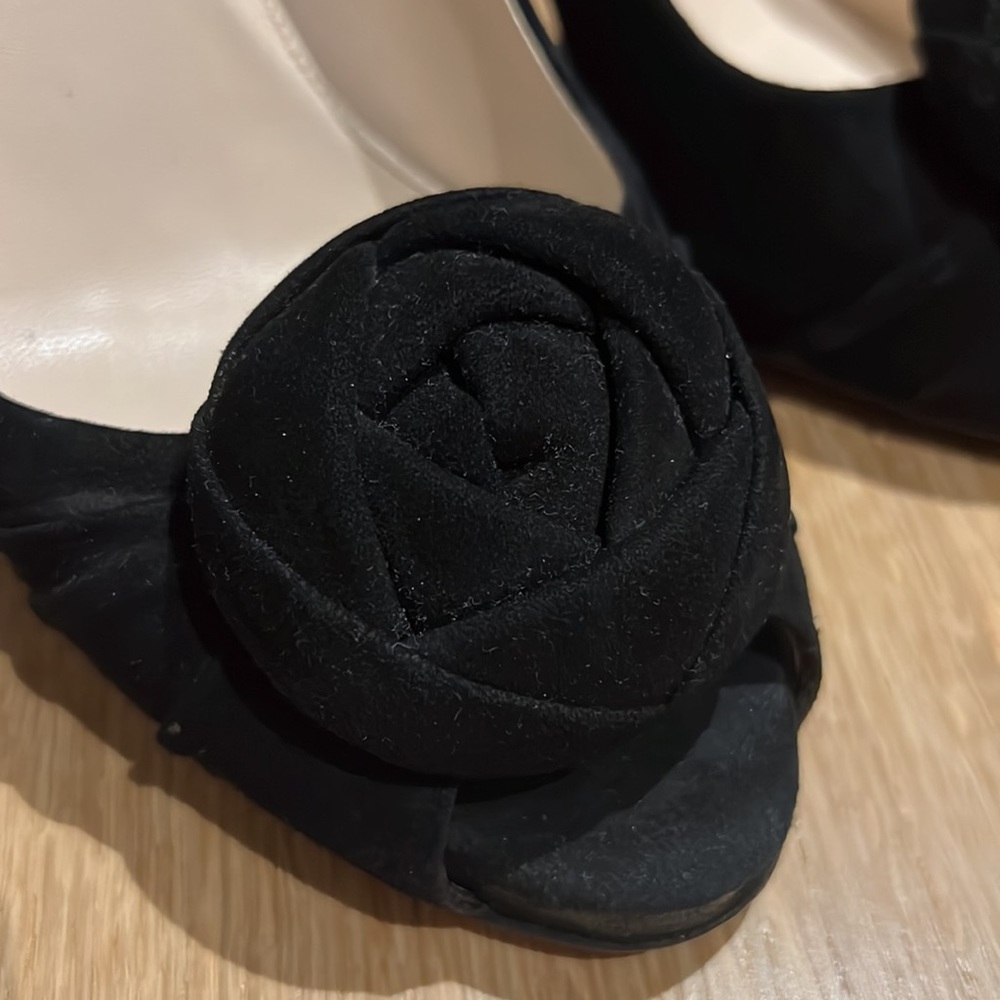 Prada suede pump with flower - Picture 2 of 5